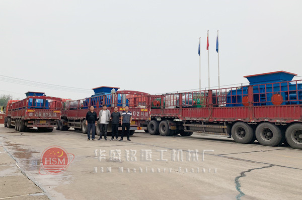 哈密客戶一次訂購十臺(tái)1510液壓對輥破碎機(jī)前三臺(tái)發(fā)貨現(xiàn)場